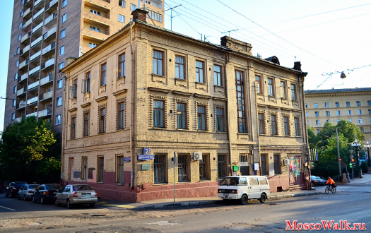 трехэтажное здание по адресу Воронцово поле д.2