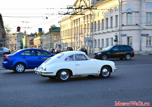 ретро автомобиль едет по бульвару Москвы