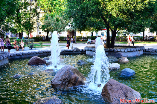 площадь с фонтанами и камнями на Чистопрудном бульваре