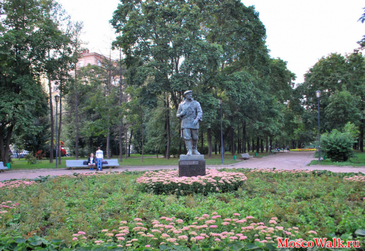 Статуя - Октябрьские дни