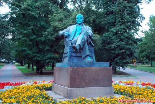 Памятник В.И.Ленину у метро 1905 года