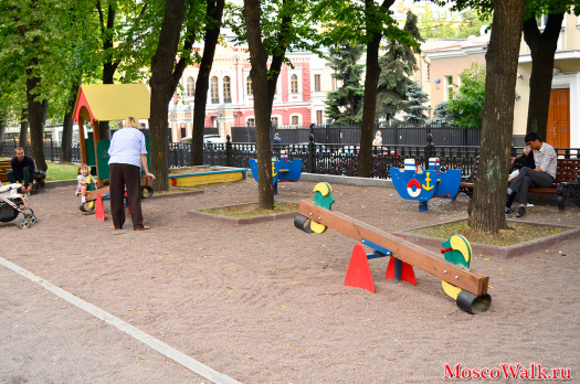 к метро Кропоткинская можно увидеть детскую площадку