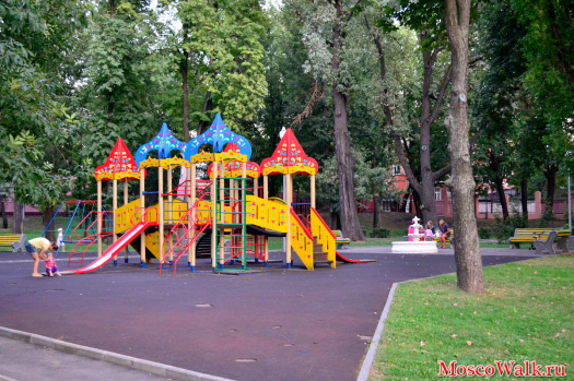 В парке только одна маленькая детская площадка