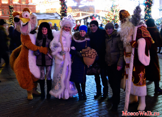 Дед Мороз со снегурочкой и фотографируется с посетителями ярмарки