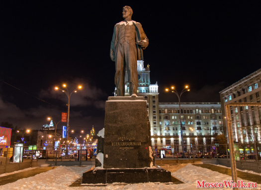 Памятник В.В.Маяковскому у станции метро Маяковская