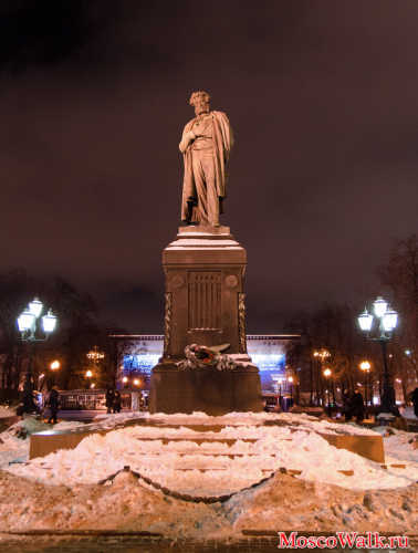 Памятник великому русскому поэту Александру Сергеевичу Пушкину