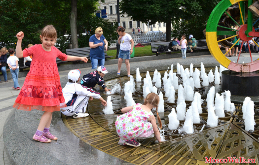Дети играют в фонтане