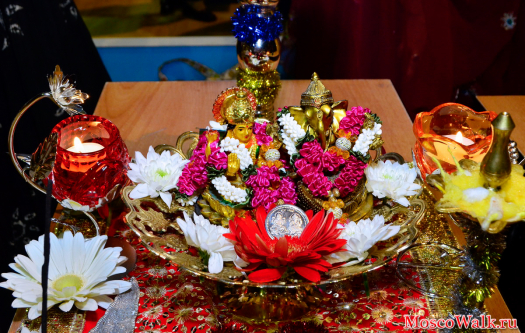 индийские боги в окружении цветов и свечей