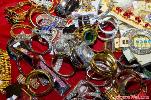 продажа браслетов на фестивале Дивали