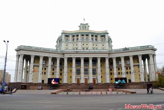 Центральный академический театр Российской армии, здание построено в виде пятиконечной звезды
