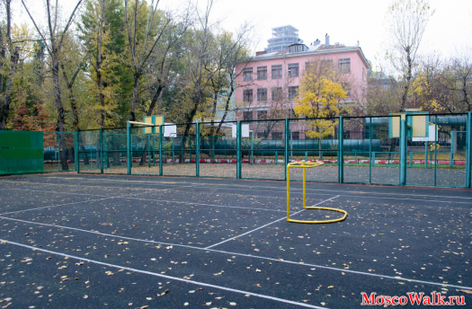 Теннисный корт и баскетбольная площадка в парке