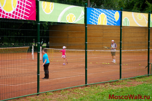 корты для Большого тенниса, сейчас там учатся маленькие теннисисты