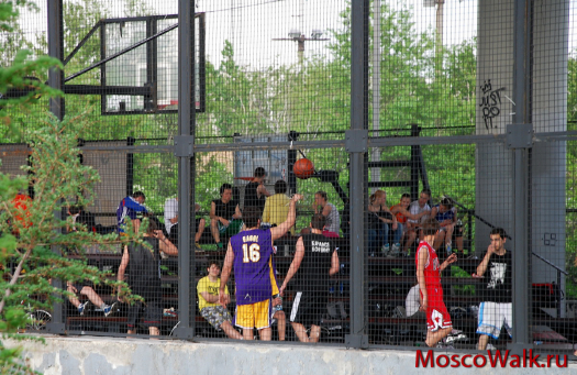 уличный баскетбол с болельщиками на трибунах
