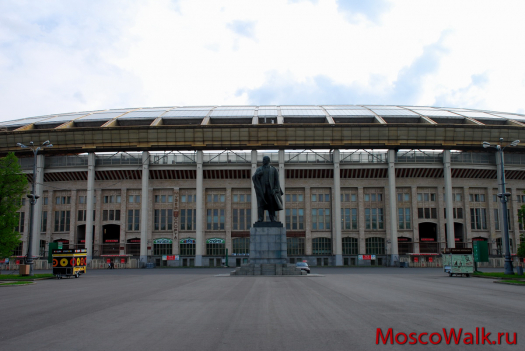 центральная аллея лужников с памятником Ленину