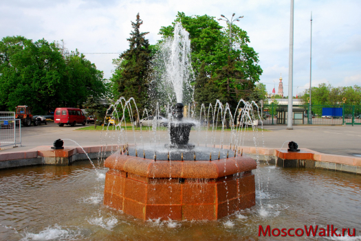 фонтан на площади перед Дврорцом Спорта