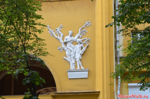 Скульптура на фасаде здания Патриаршие пруды