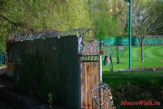забор с колючей проволокой, защита от незванных гостей в гольф-клуб