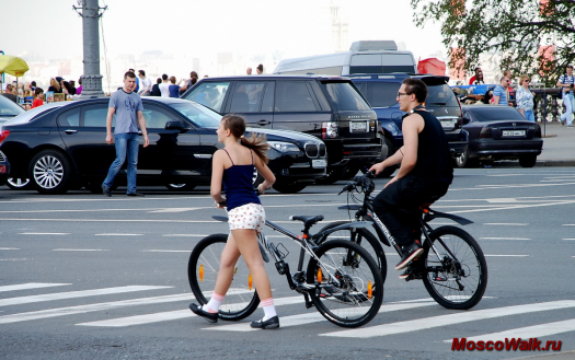 на улицах Москвы очень многие катаются на велосипедах