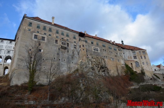 знаменитый замок Крумлова, сделанный как бы в продолжении скалы, считается вторым по величине замком в Чехии после Пражского Града