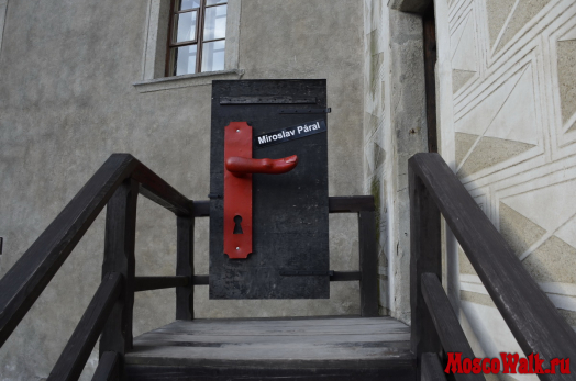 Дверь с ручкой в виде пальца и надписью Miroslav Paral