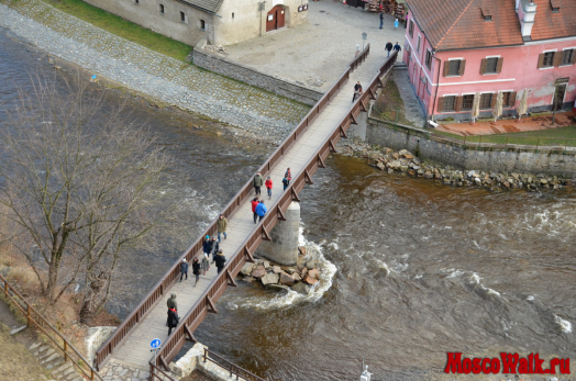 Пешеходный мостик к замку Крумлова