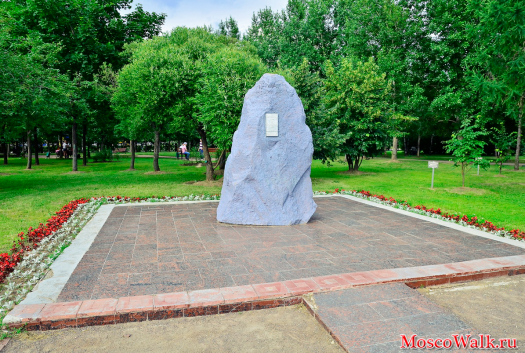 Камень Братиславский парк (Bratislavsky park) заложен в 1998 году Министерством культуры Словакии
