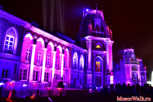 На фасаде Екатерининского дворца происходило световое шоу