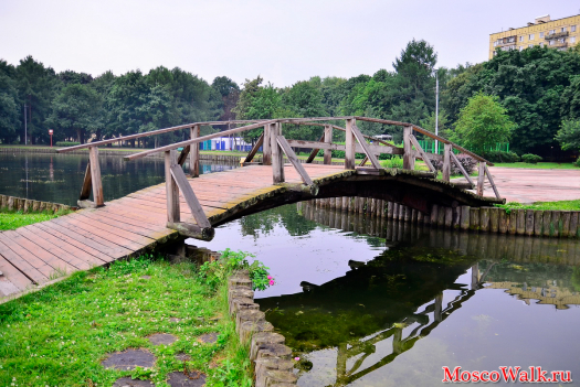 Парк Дубки. Мост через пруд