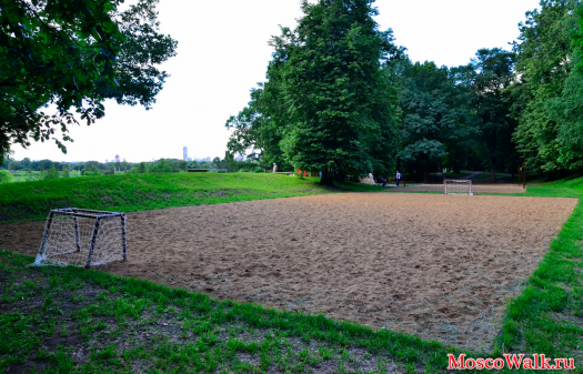 песчаные площадки для волейбола и мини-футбола