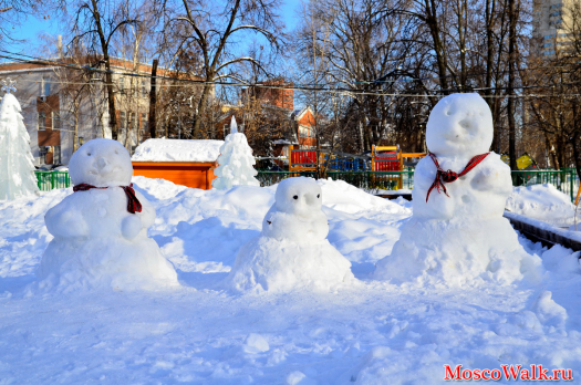 снеговички на детской площадке
