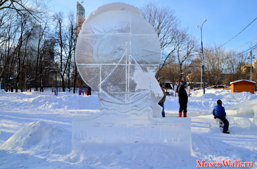 ледяные фигуры на площадке в парке Красная Пресня