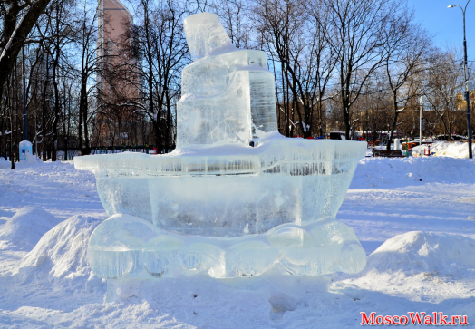 Кораблик ледяная фигура в парке