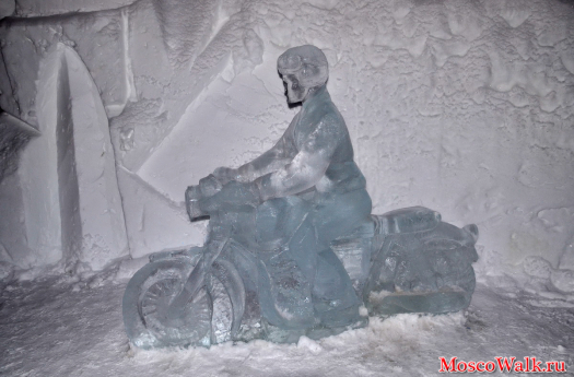 фигура из льда - мотоциклист