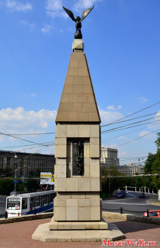 Памятный знак сооружен в ознаменование 300 летия Лефортово