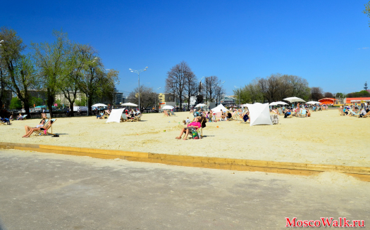 песчаный пляж в парке Горького