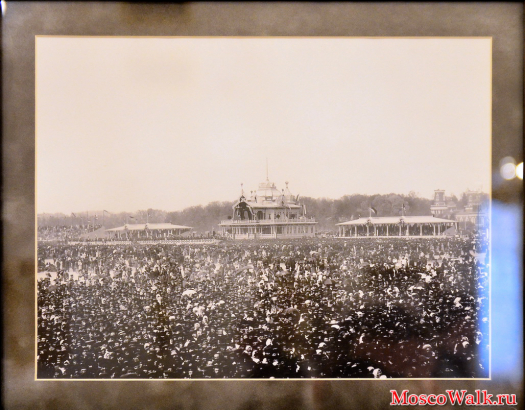 Народные гуляния на Ходынском поле во время празднования коронации Николая II и Александры Федоровны