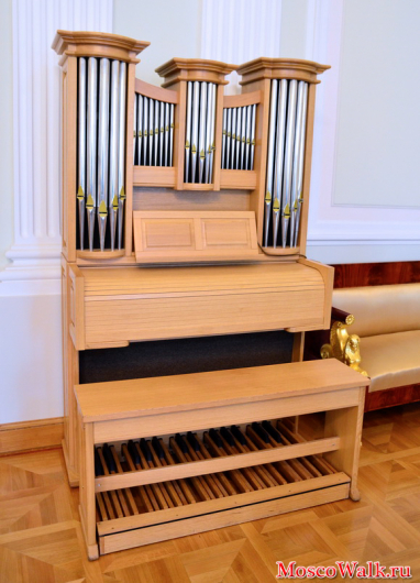 Каждое первое число месяца, в Круглом зале петровского путевого дворца проходят концерты органной музыки