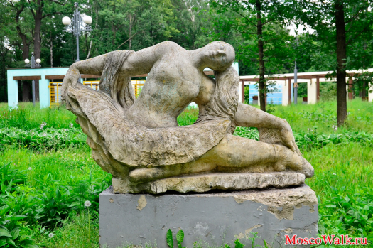 скульптура балерина в парке Останкино