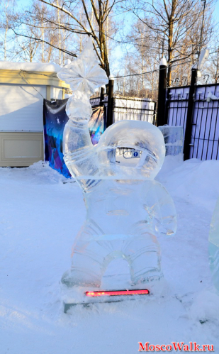фигура из льда - космонавт со снежинкой в руке