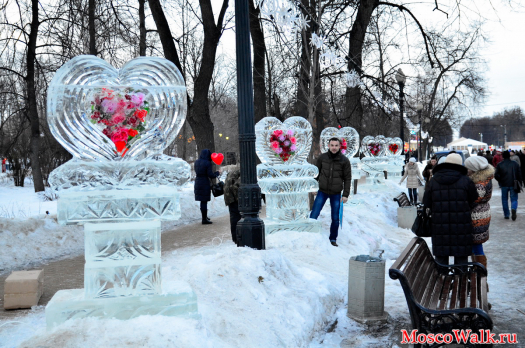 на центральной аллеи парка поставили ледяные скульптуры сердечки, внутри которых живые цветы