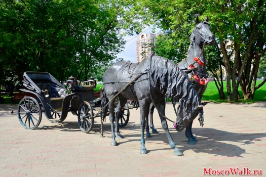 двойка лошадей в парке города Долгопрудный