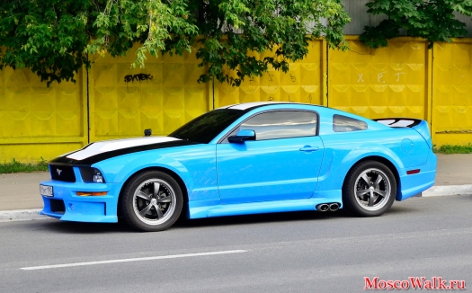 голубой Ford Mustang