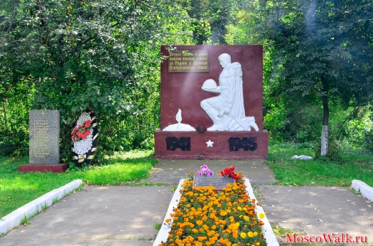 Памятный знак установлен в честь работников Краснополянского отделения Моссельэнерго, погибших в годы Великой Отечественной войны