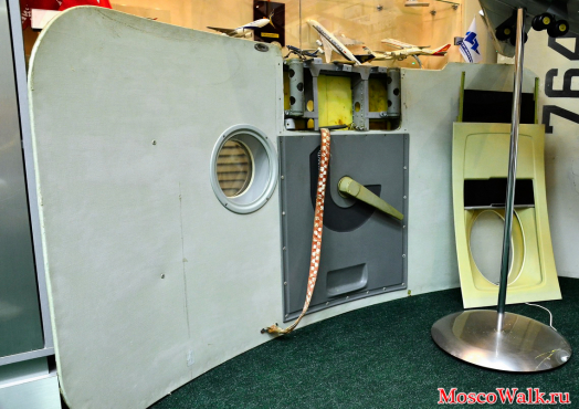 Входная дверь самолёта ИЛ-62М 