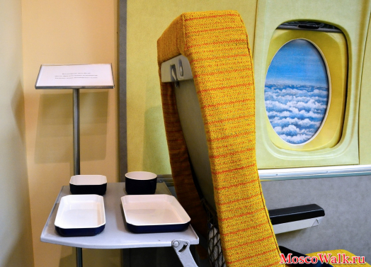 откидной столик в кресле самолета ИЛ-62 для приёма пищи