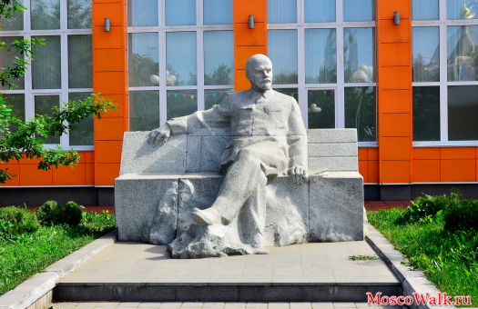 памятник - Ленин на лавочке