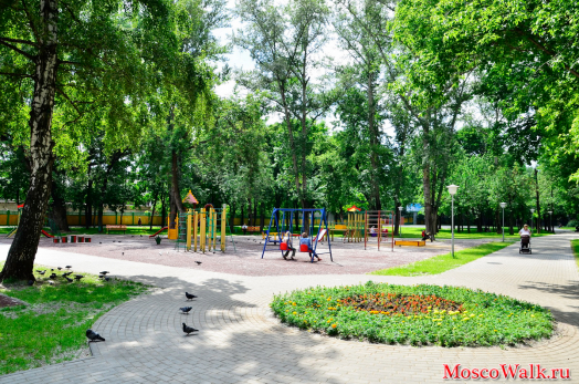 детская площадка в парке Липки