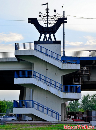 Братеевский мост. Пешеходный подъем в виде корабля