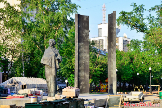 На Сретенском бульваре установлен памятник Н.К. Крупской
