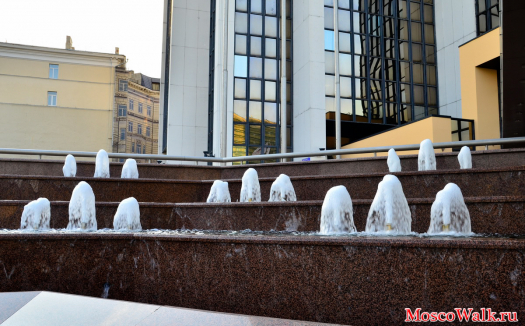 фонтаны у здания Лукойла